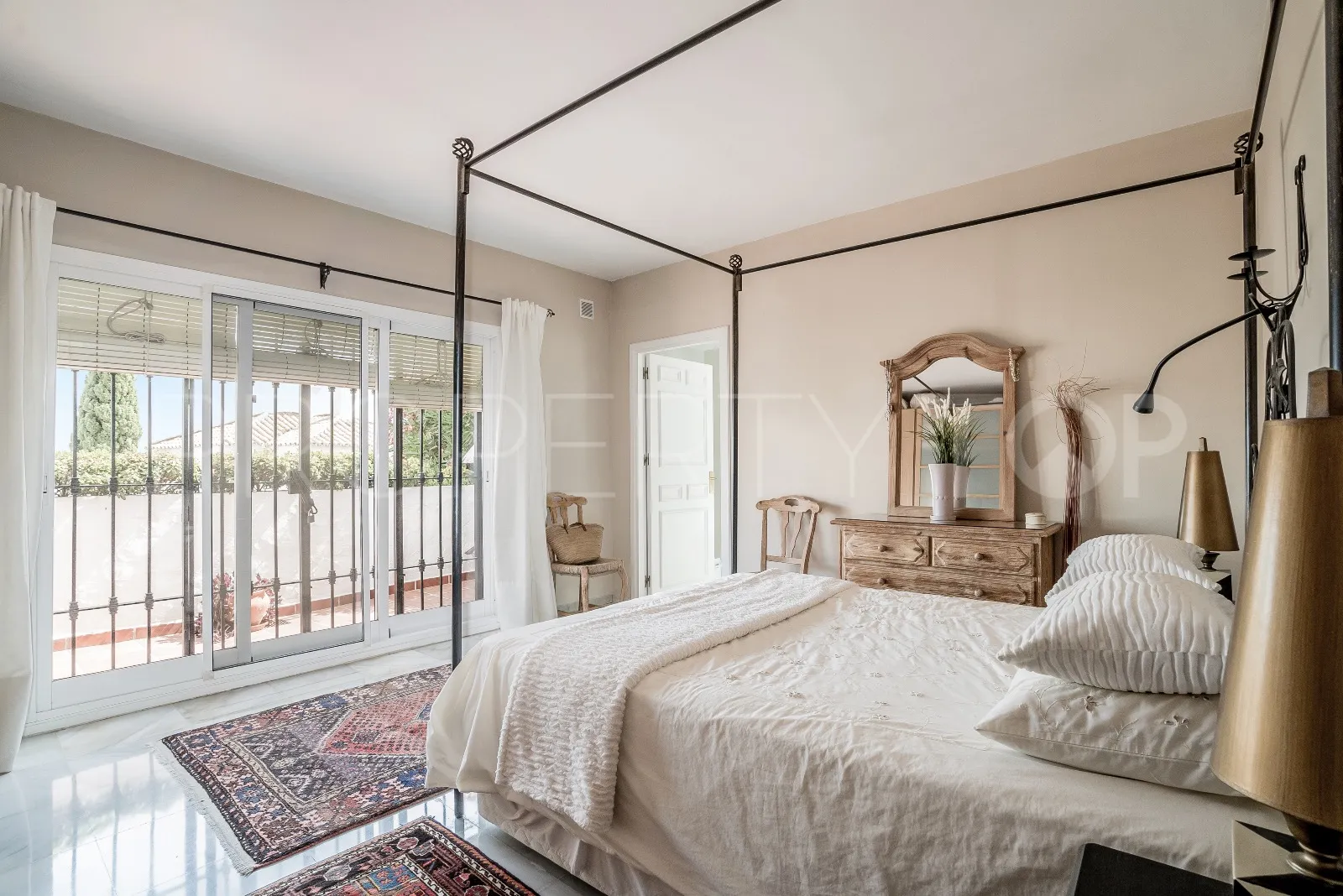 Apartamento con 2 dormitorios a la venta en Las Colinas de Marbella