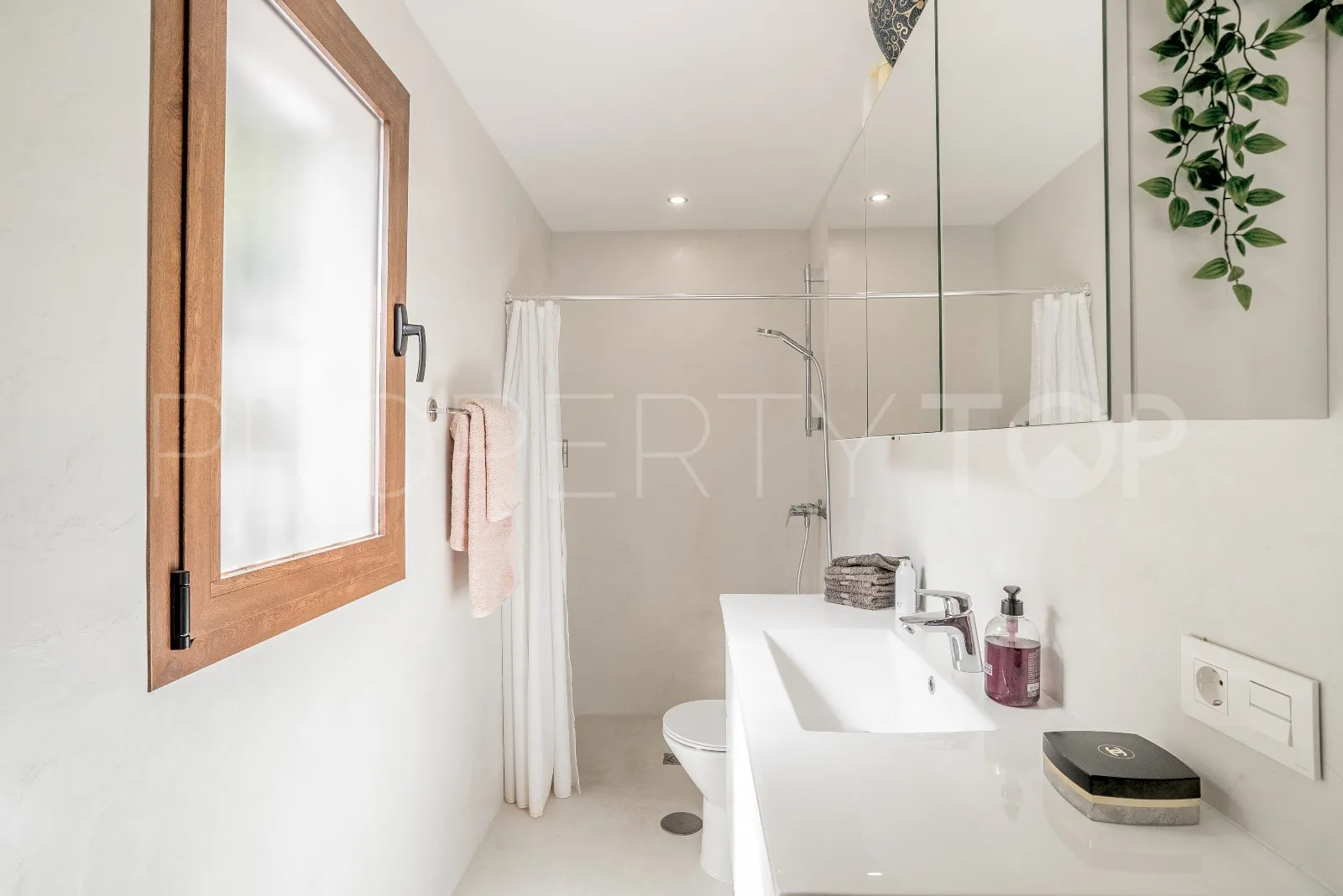 Apartamento con 2 dormitorios a la venta en Las Colinas de Marbella