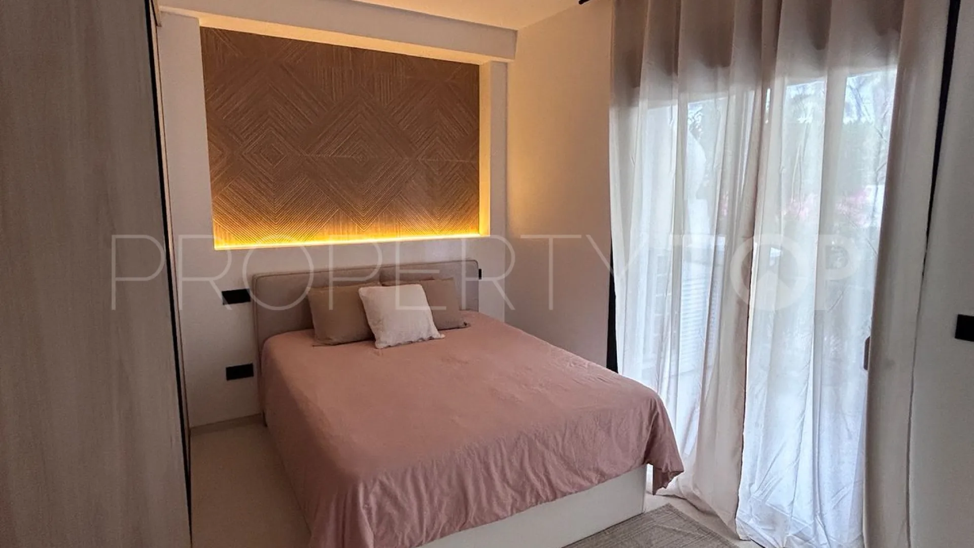 Se vende apartamento planta baja con 2 dormitorios en Andalucia del Mar