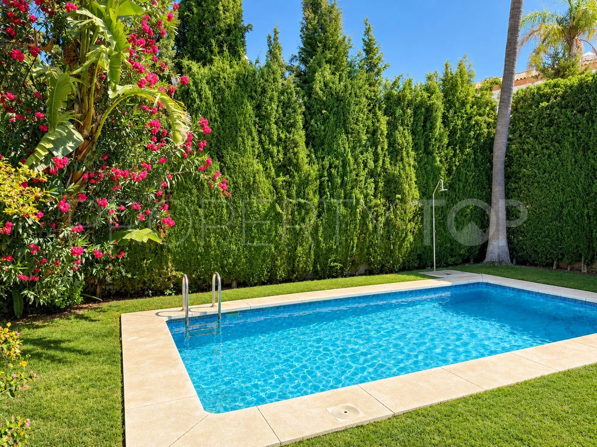 Villa de 4 dormitorios en venta en Selwo