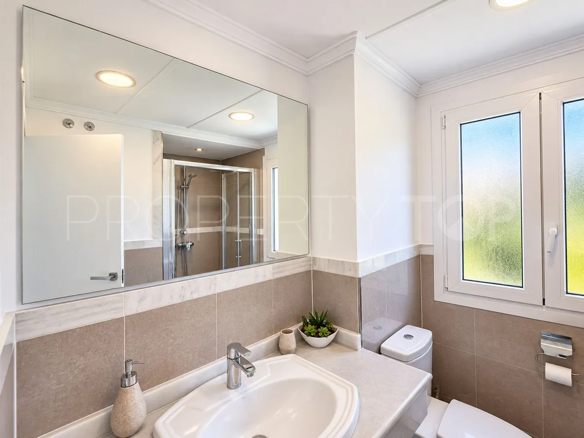 Villa de 4 dormitorios en venta en Selwo