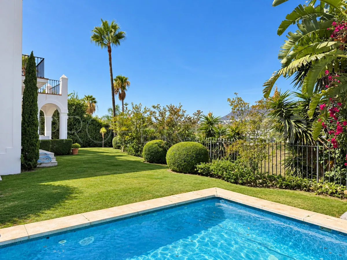 Villa de 4 dormitorios en venta en Selwo