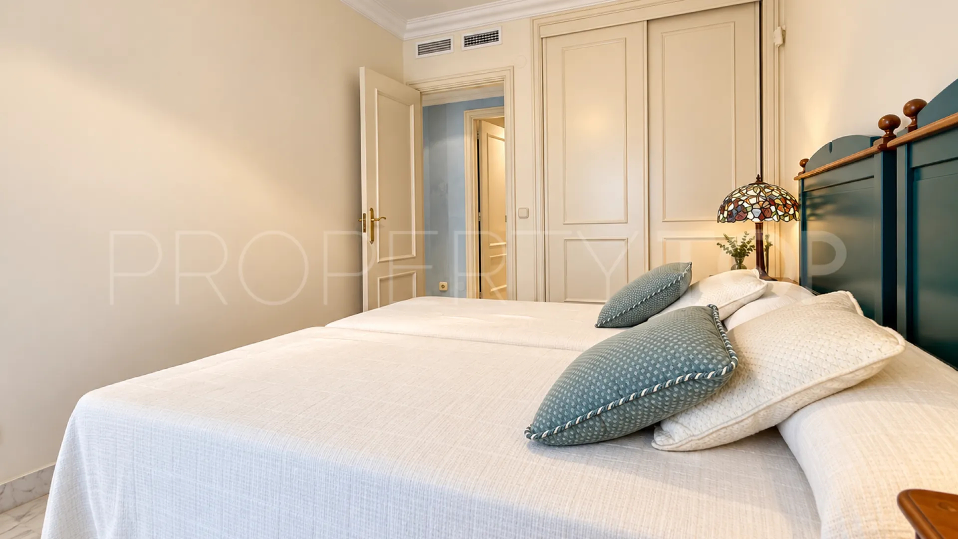 Apartment for sale in Marina Banus