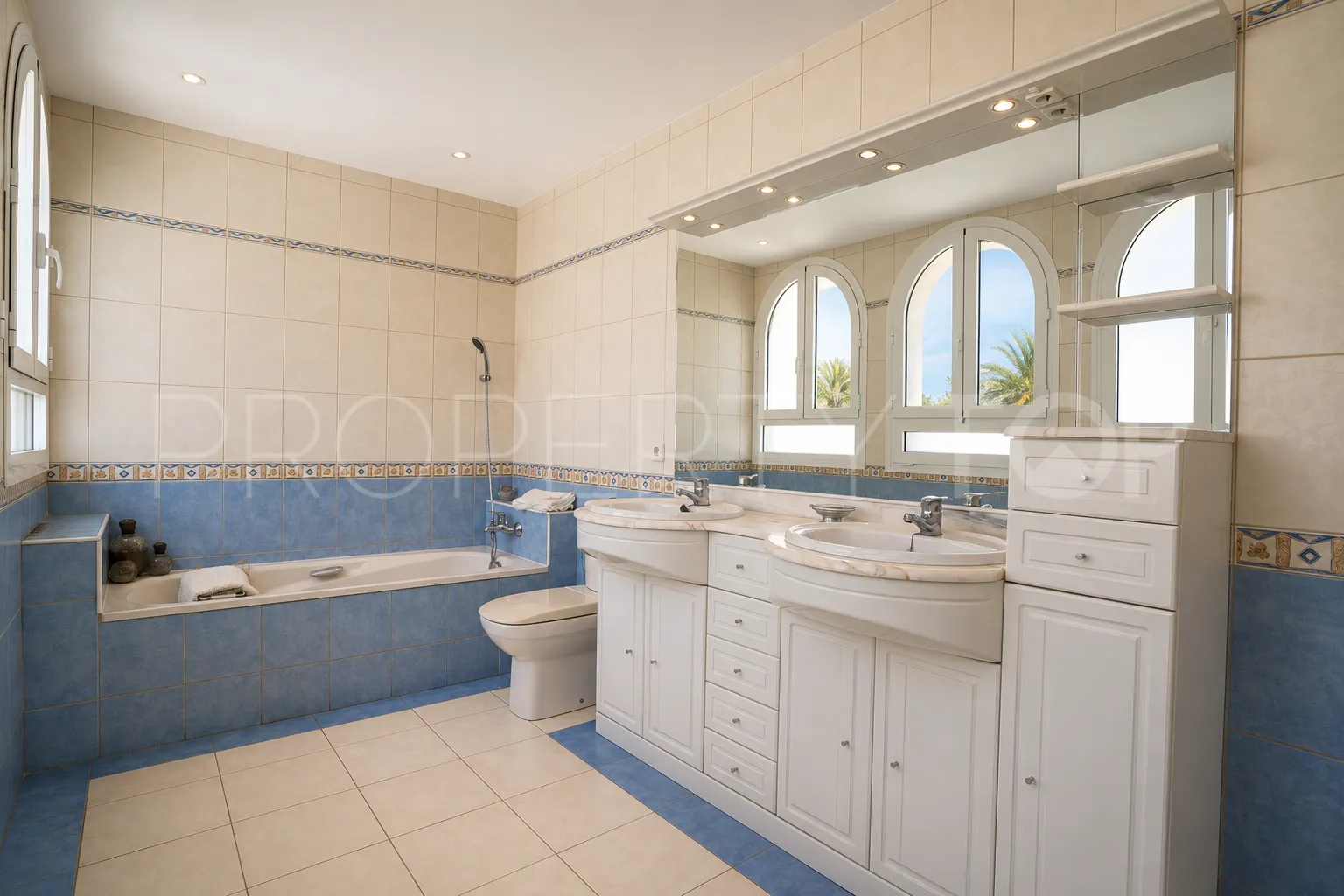 For sale duplex with 3 bedrooms in Elviria