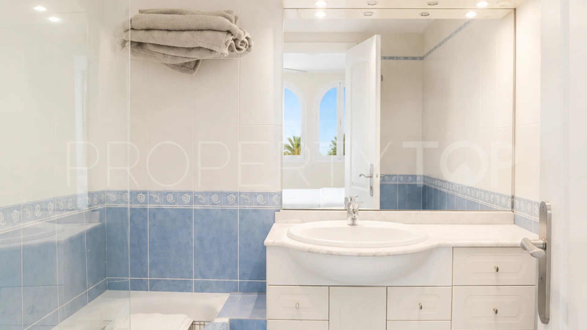 For sale duplex with 3 bedrooms in Elviria