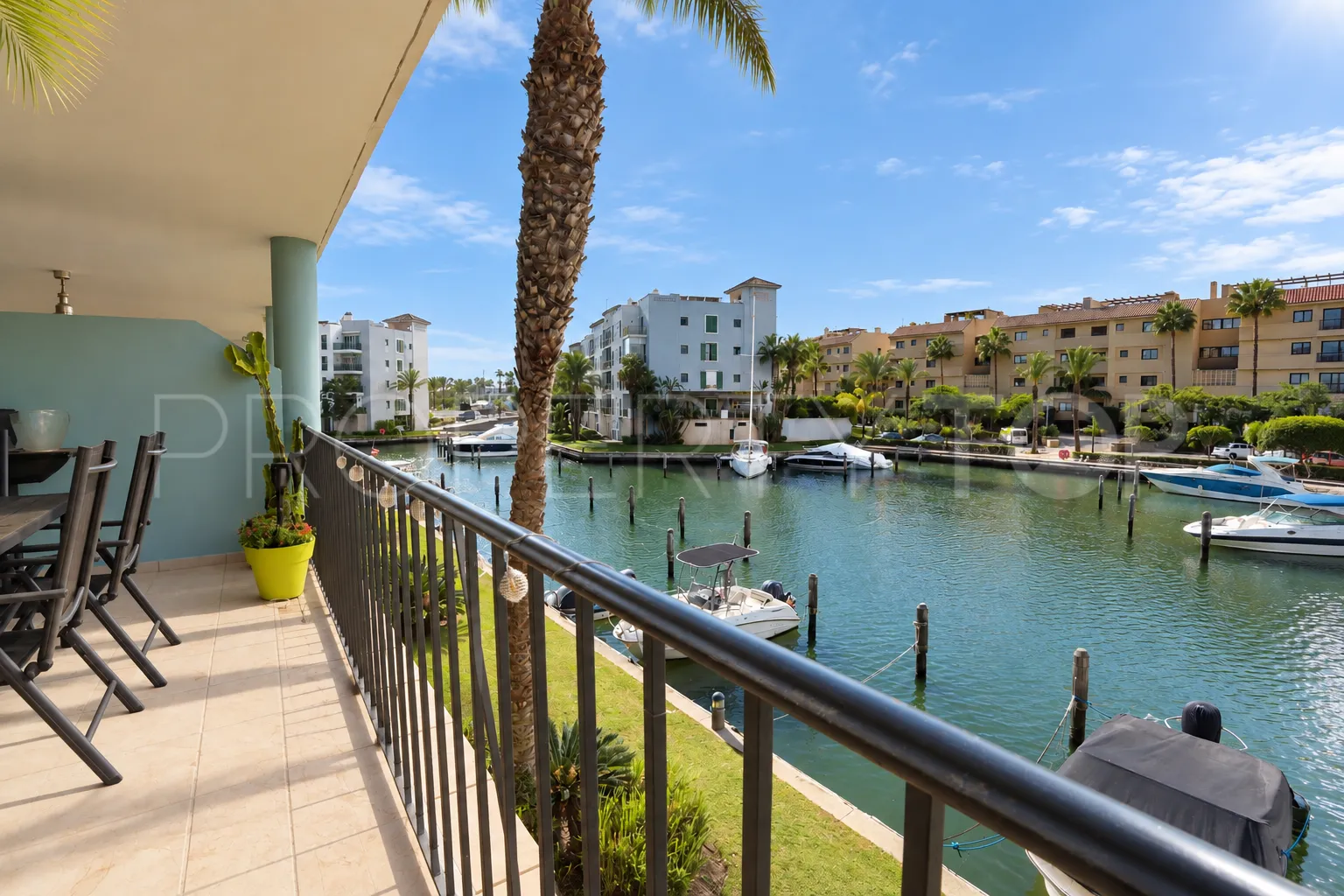 For sale apartment with 3 bedrooms in Sotogrande Puerto Deportivo