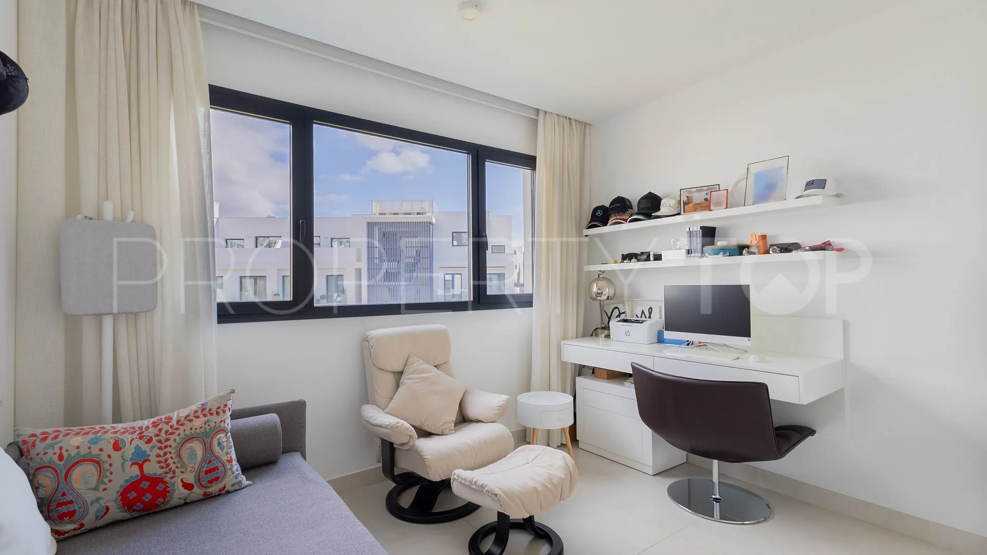 Buy 2 bedrooms penthouse in El Higueron
