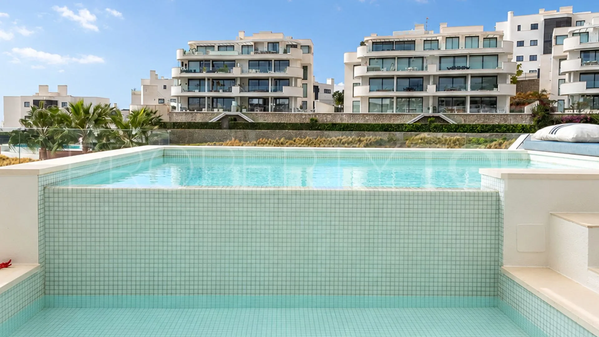 Buy 2 bedrooms penthouse in El Higueron