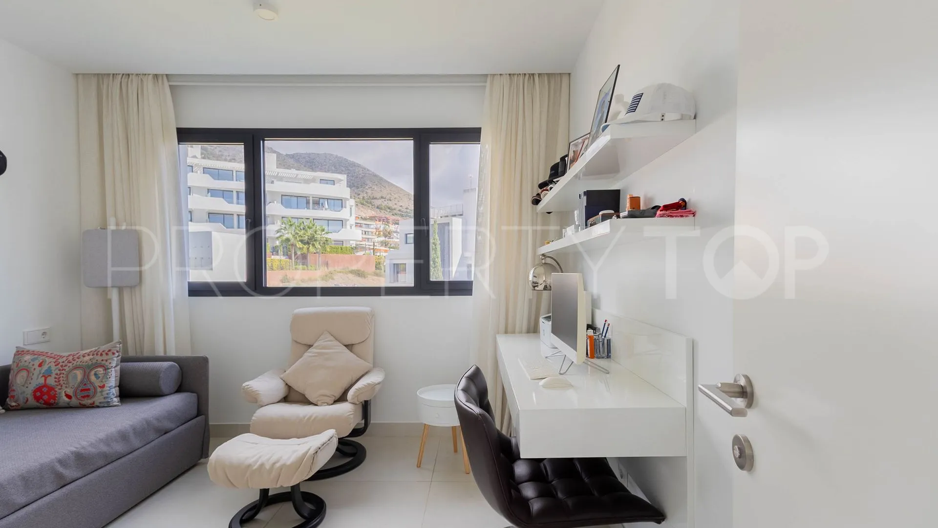 Buy 2 bedrooms penthouse in El Higueron