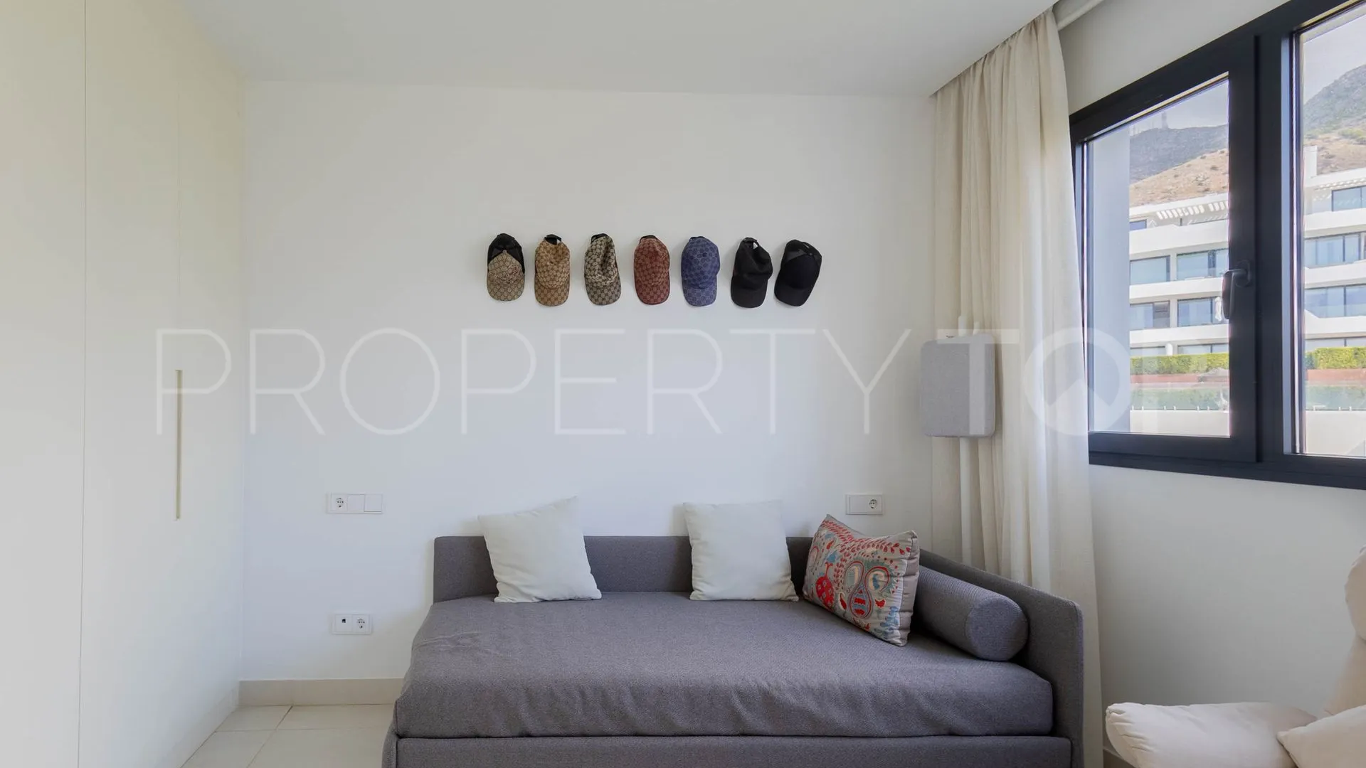 Buy 2 bedrooms penthouse in El Higueron