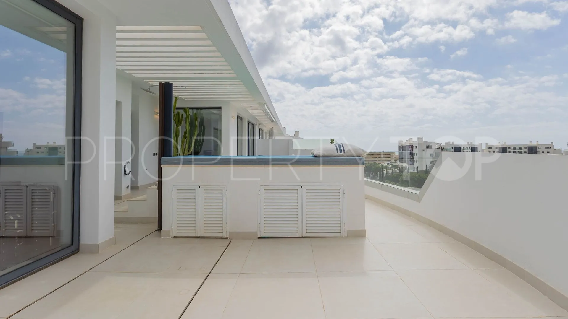 Buy 2 bedrooms penthouse in El Higueron