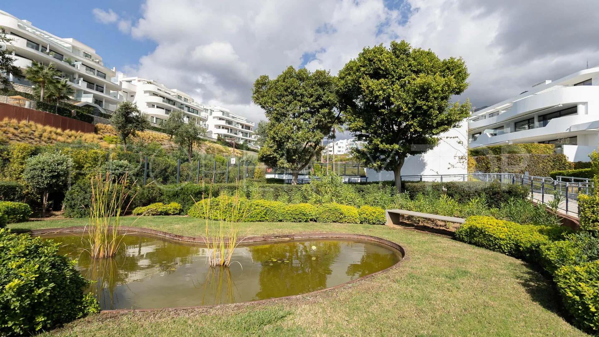 Buy 2 bedrooms penthouse in El Higueron