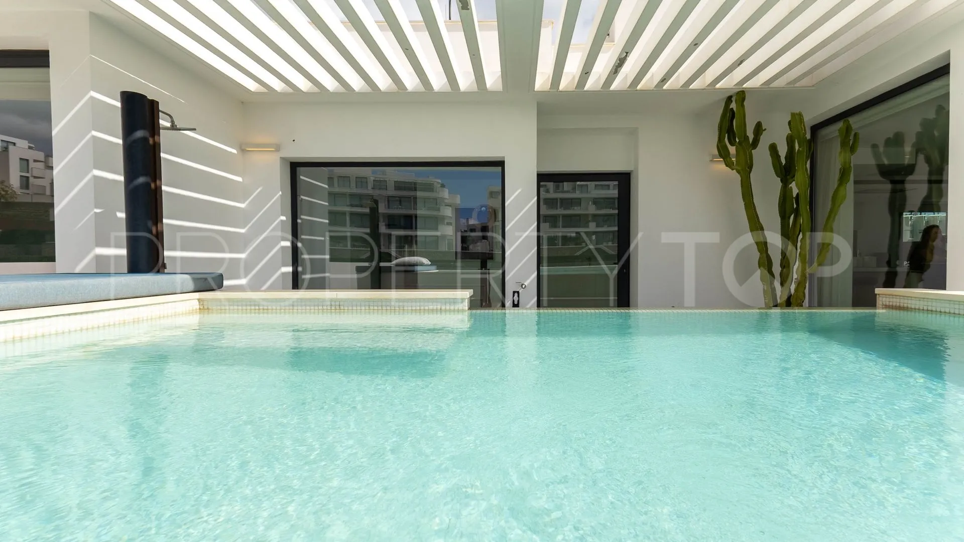 Buy 2 bedrooms penthouse in El Higueron