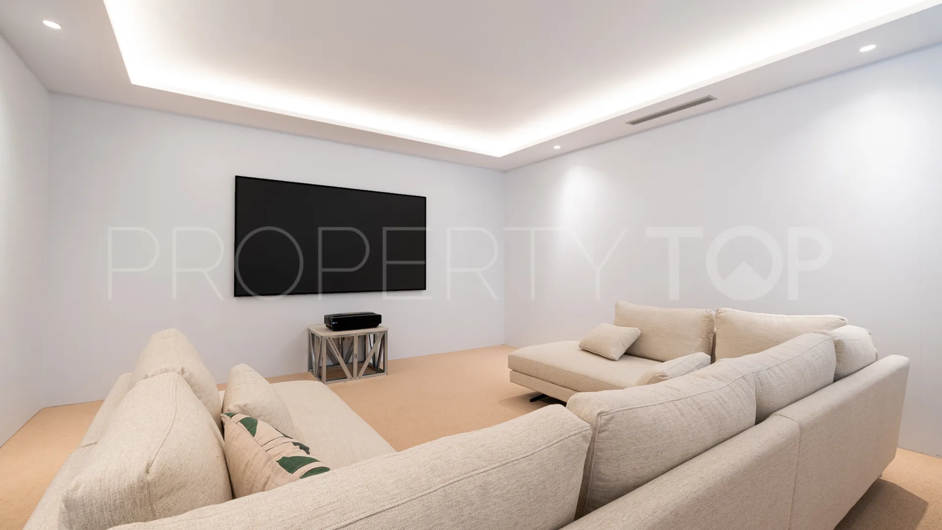 4 bedrooms villa in Marbella Golden Mile for sale