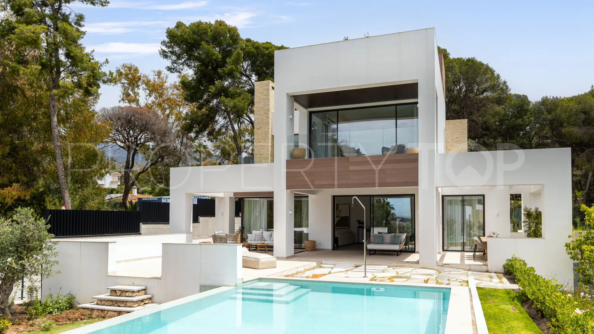 4 bedrooms villa in Marbella Golden Mile for sale