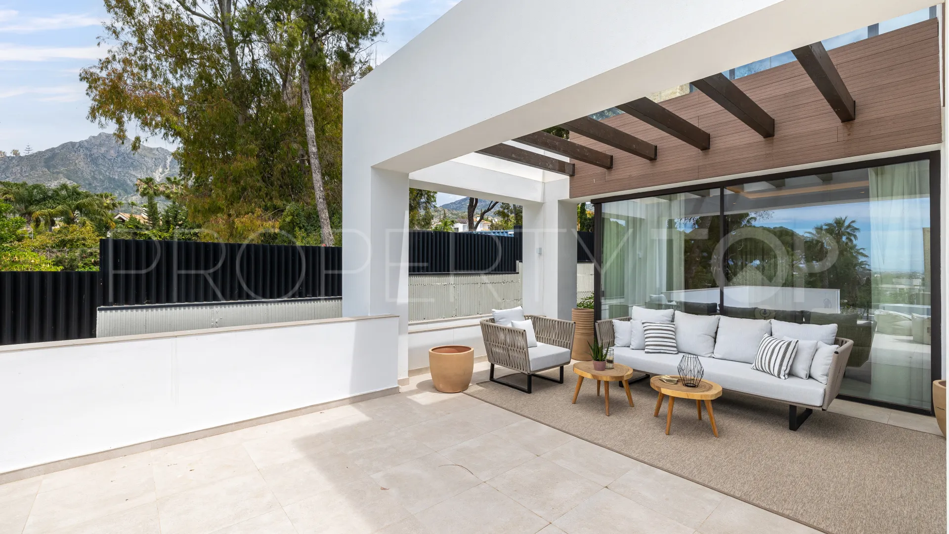 4 bedrooms villa in Marbella Golden Mile for sale
