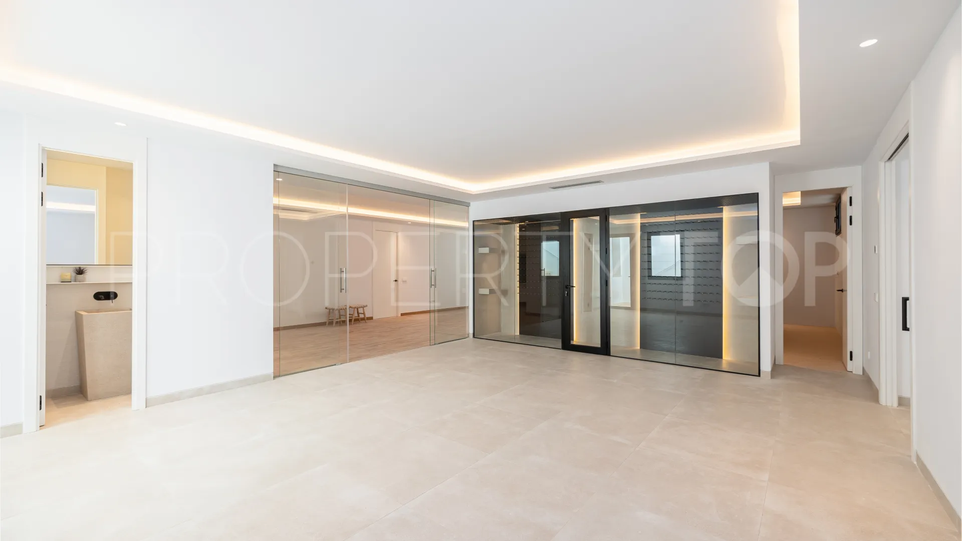 4 bedrooms villa in Marbella Golden Mile for sale