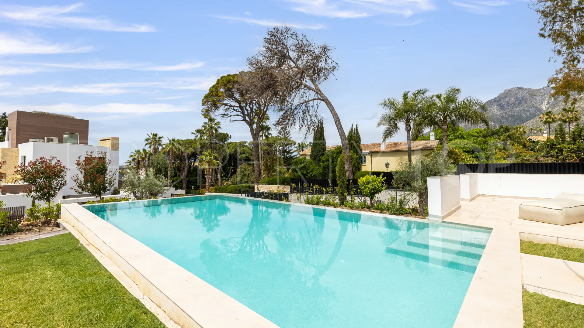 4 bedrooms villa in Marbella Golden Mile for sale