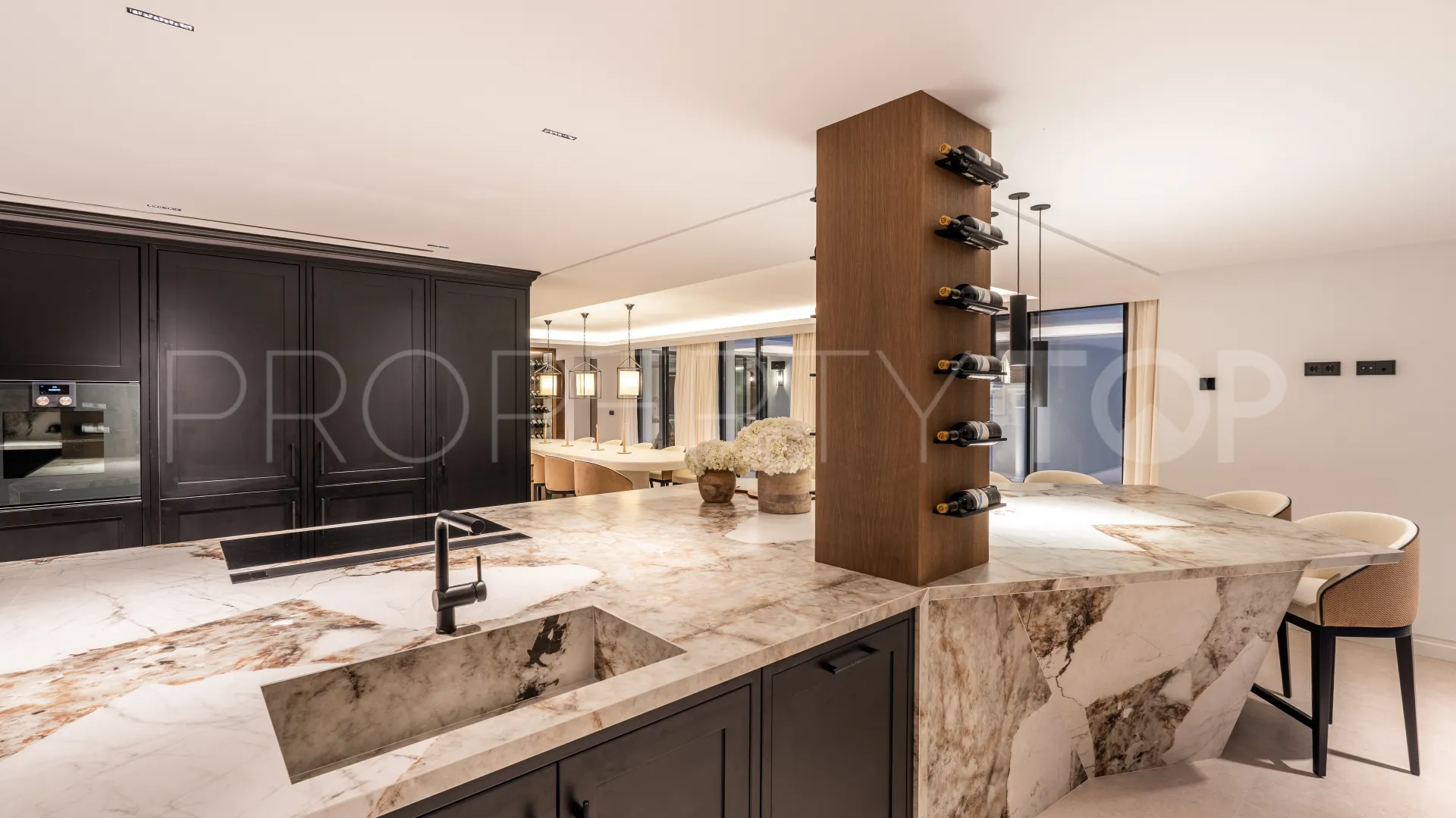 5 bedrooms Nueva Andalucia villa for sale
