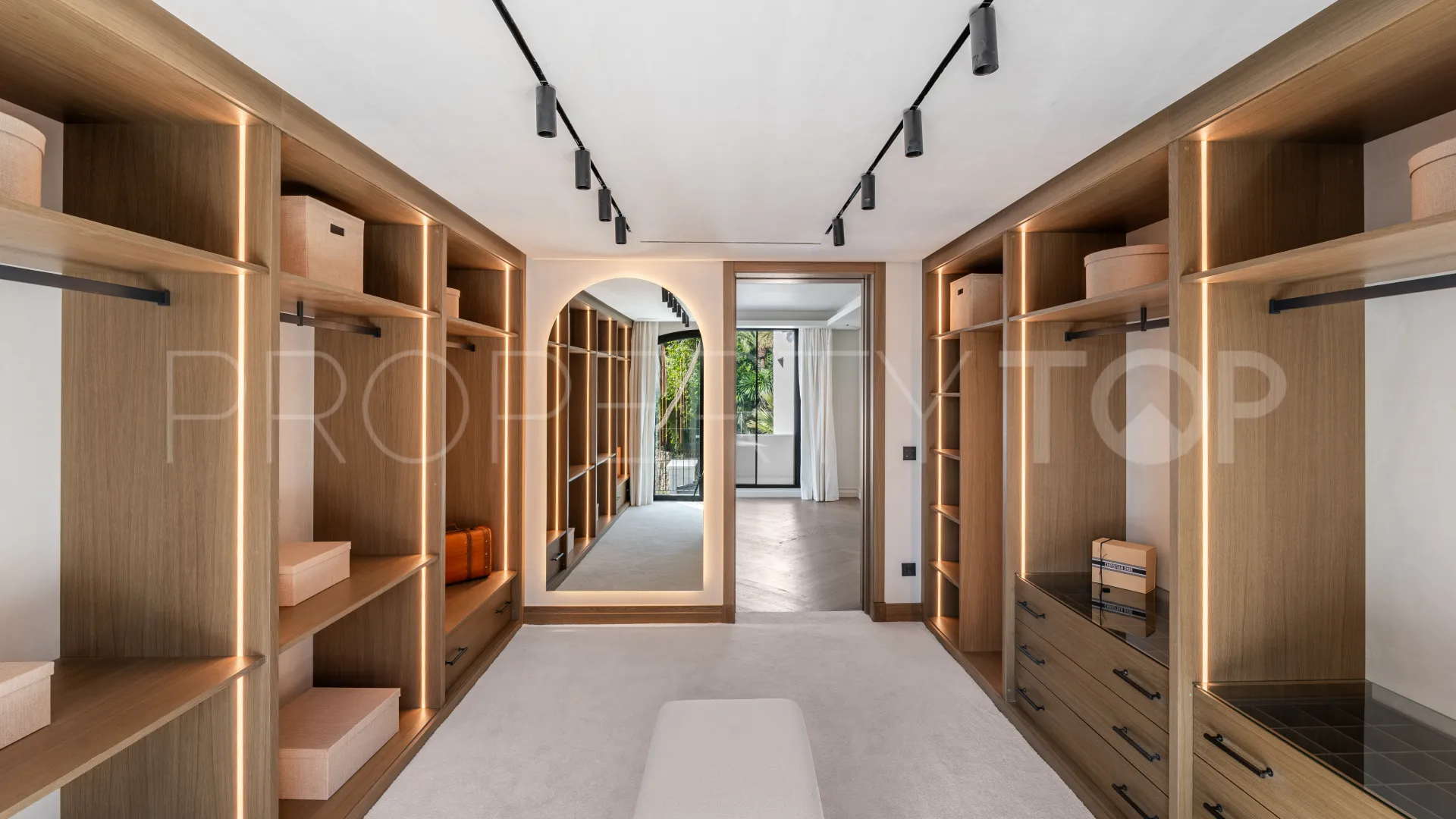 5 bedrooms Nueva Andalucia villa for sale