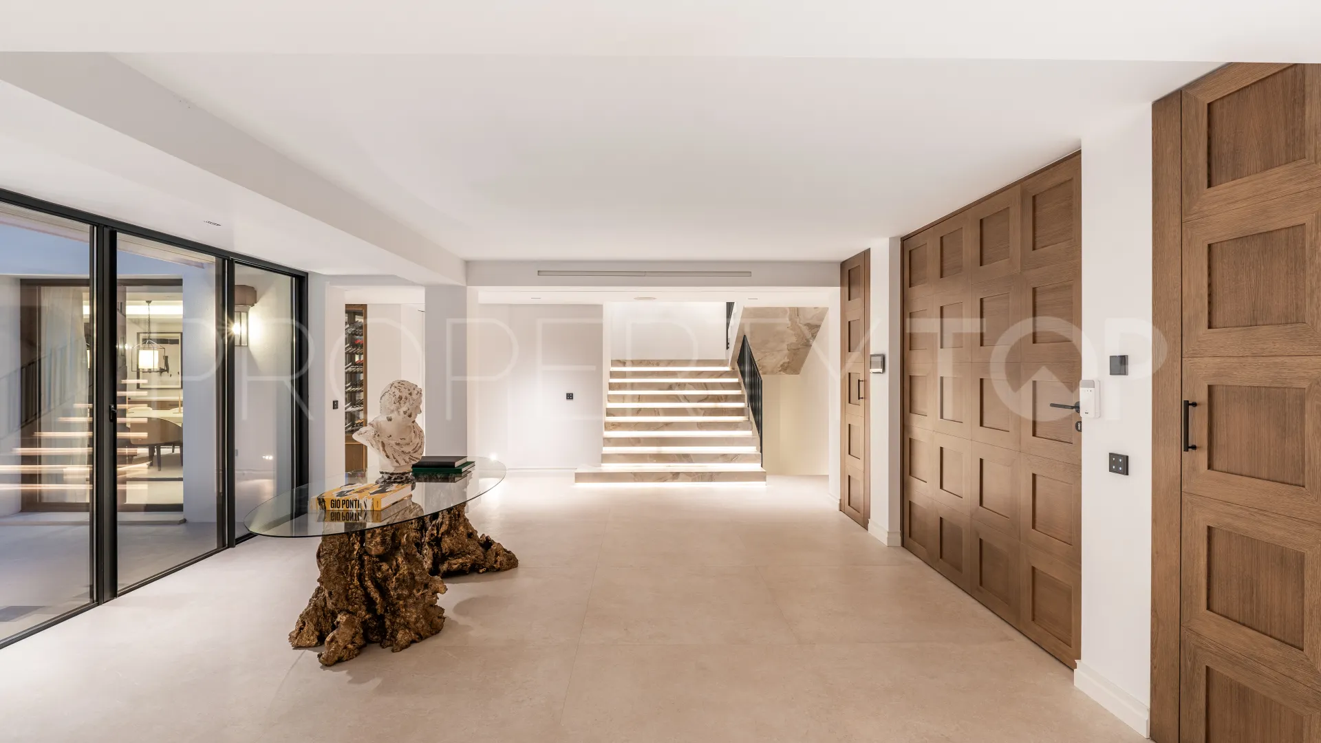 5 bedrooms Nueva Andalucia villa for sale