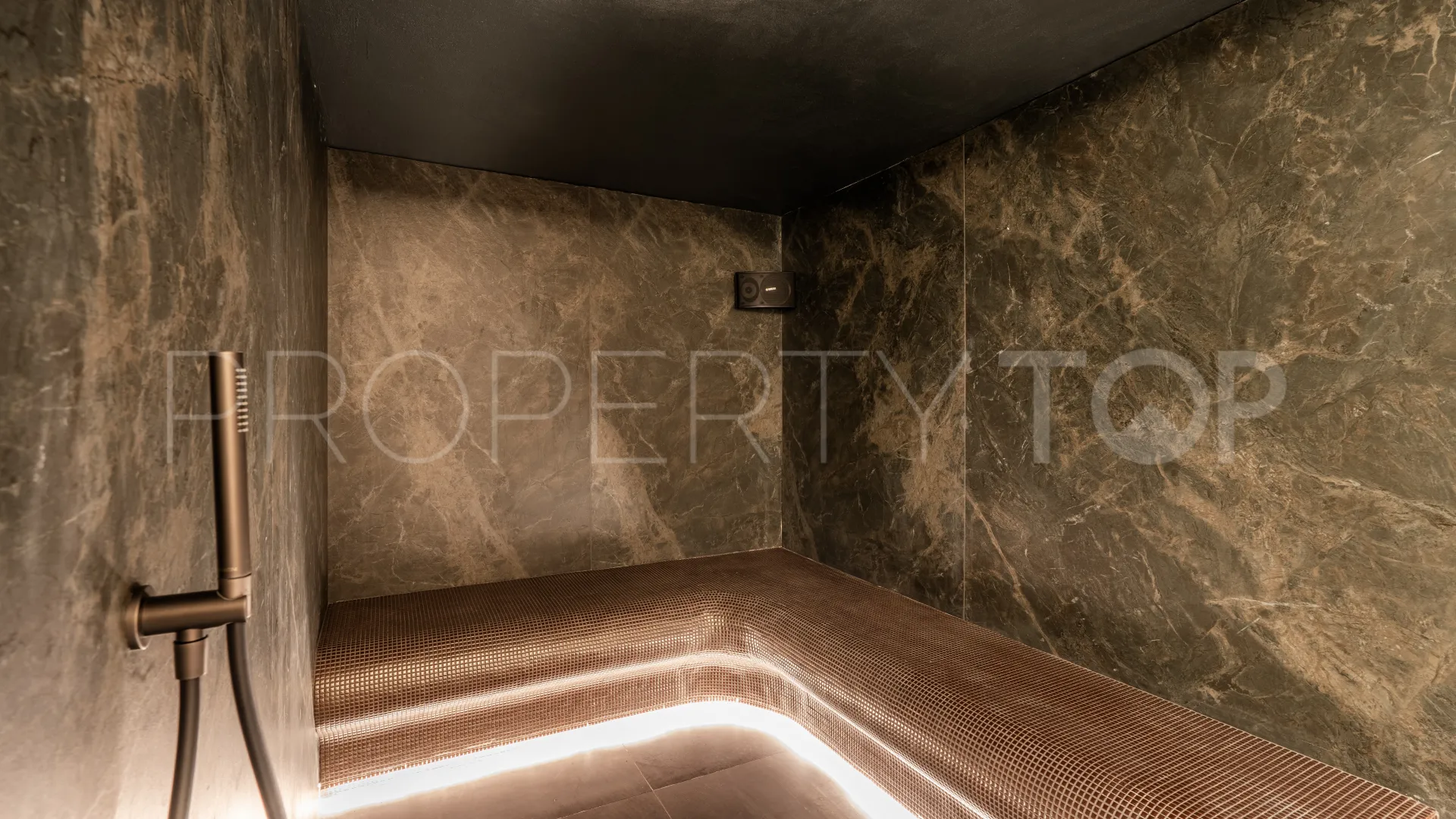 5 bedrooms Nueva Andalucia villa for sale