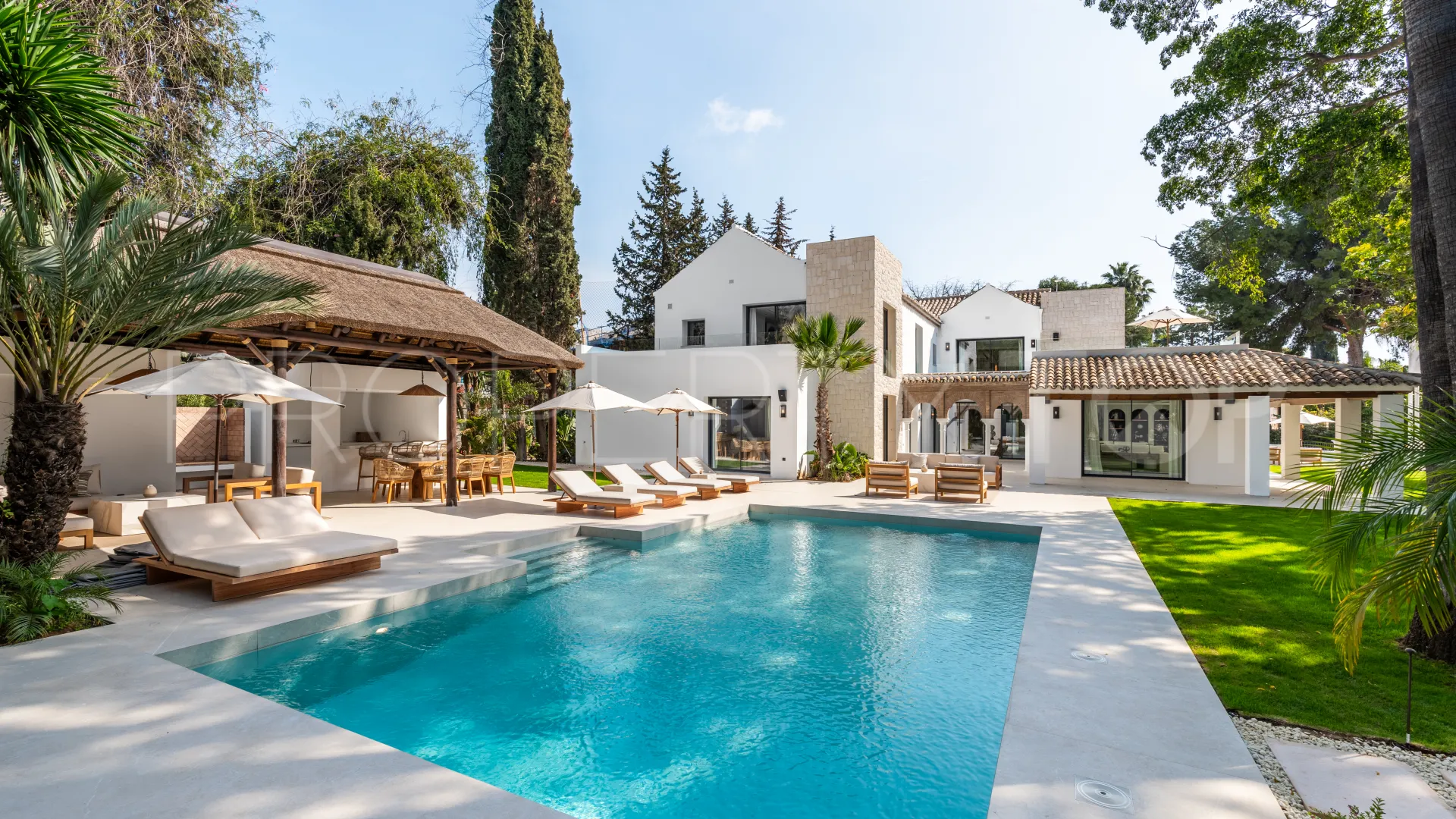 5 bedrooms Nueva Andalucia villa for sale