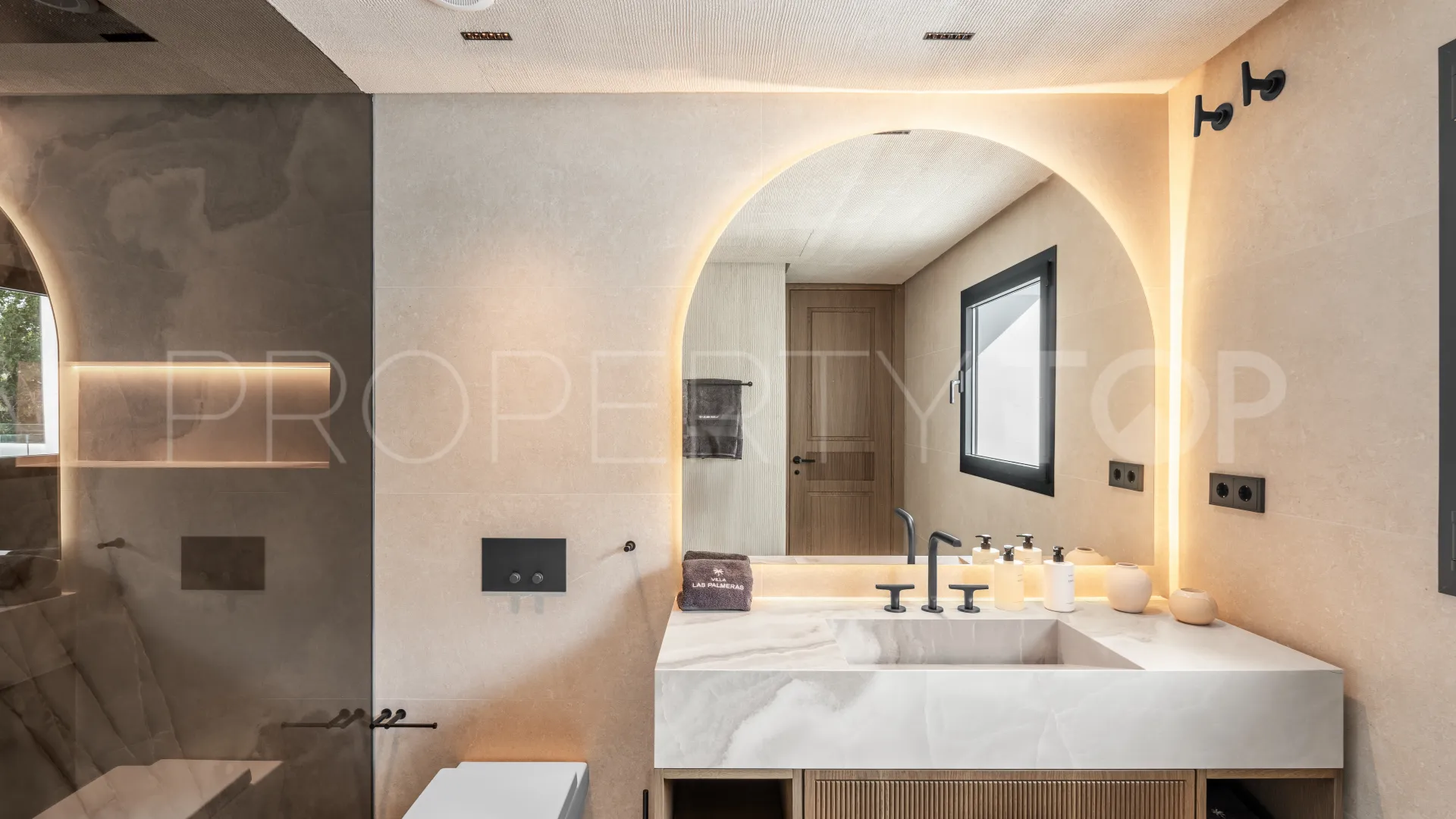 5 bedrooms Nueva Andalucia villa for sale