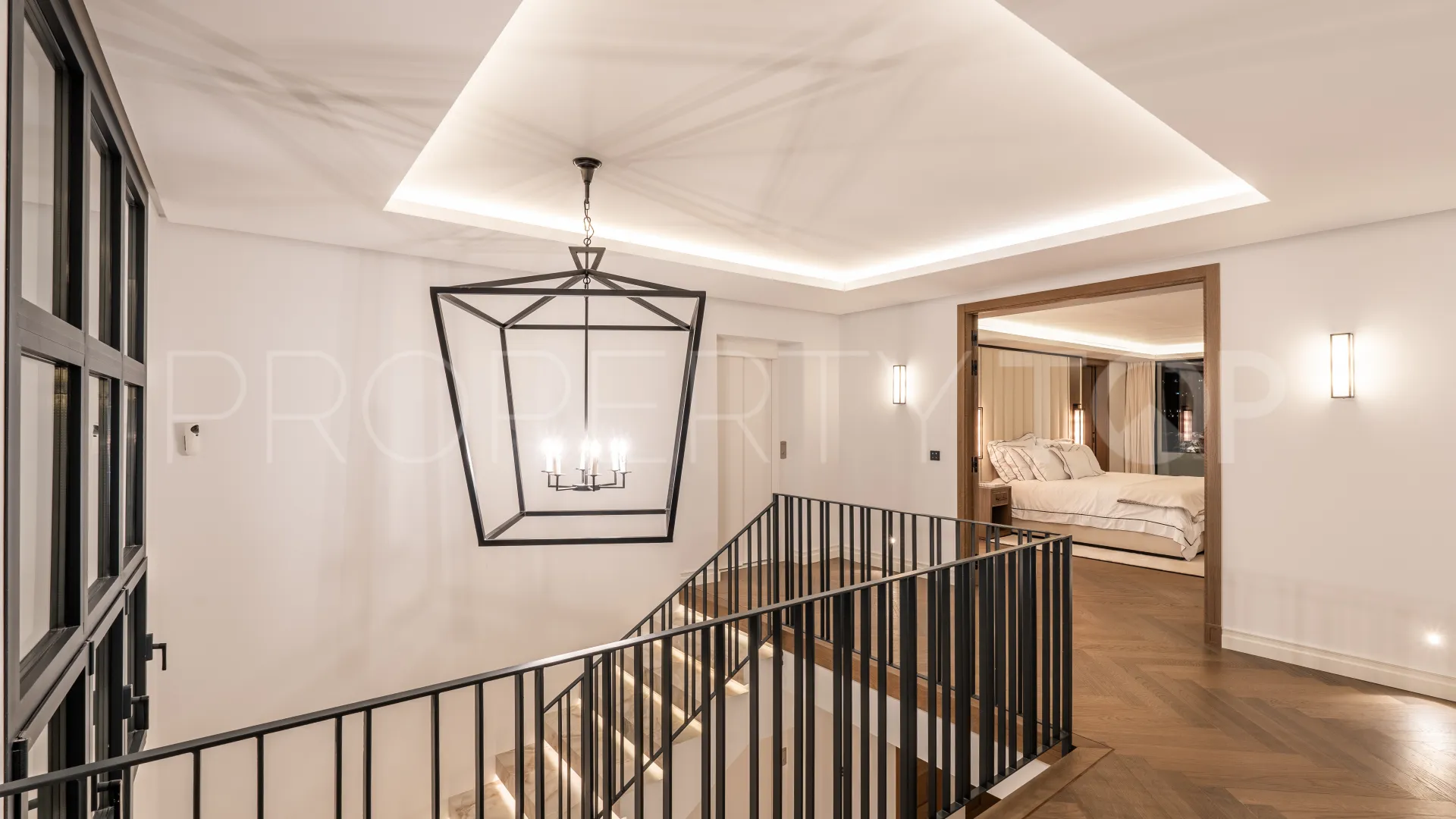 5 bedrooms Nueva Andalucia villa for sale