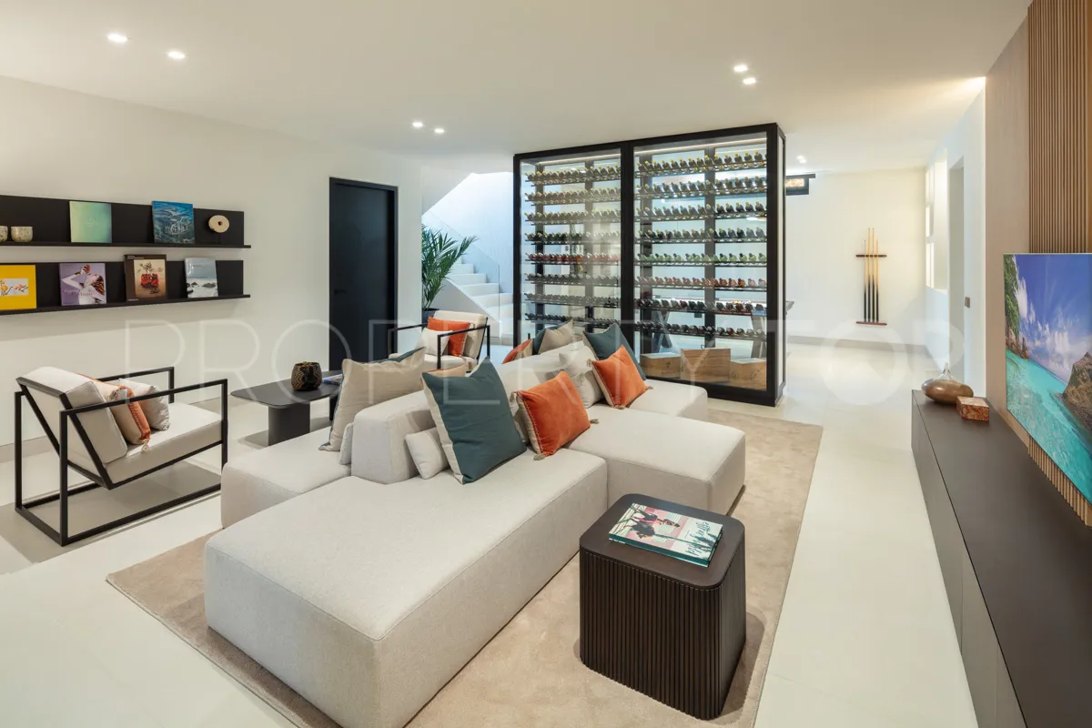 5 bedrooms villa for sale in Nueva Andalucia
