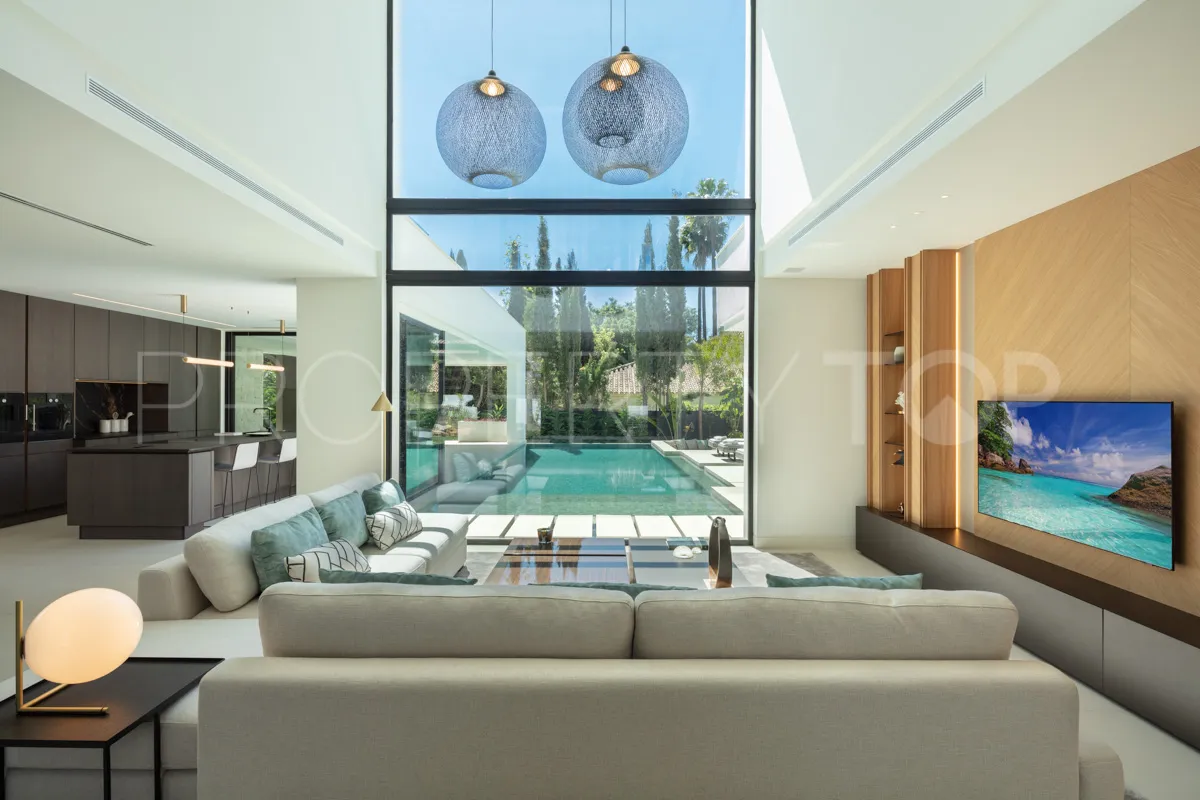 5 bedrooms villa for sale in Nueva Andalucia