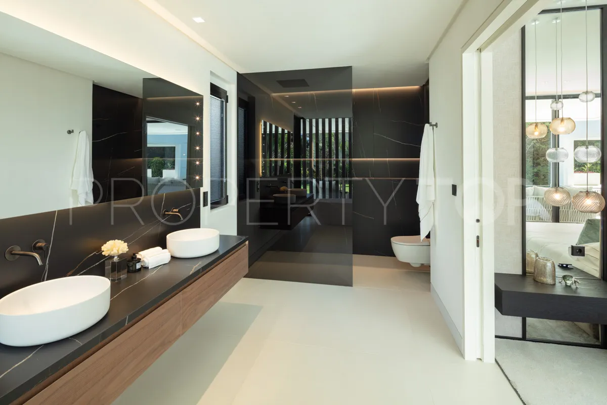 5 bedrooms villa for sale in Nueva Andalucia