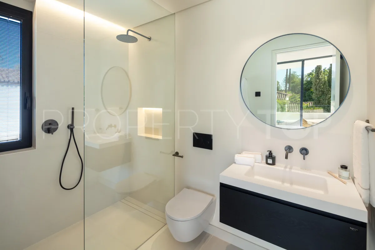5 bedrooms villa for sale in Nueva Andalucia