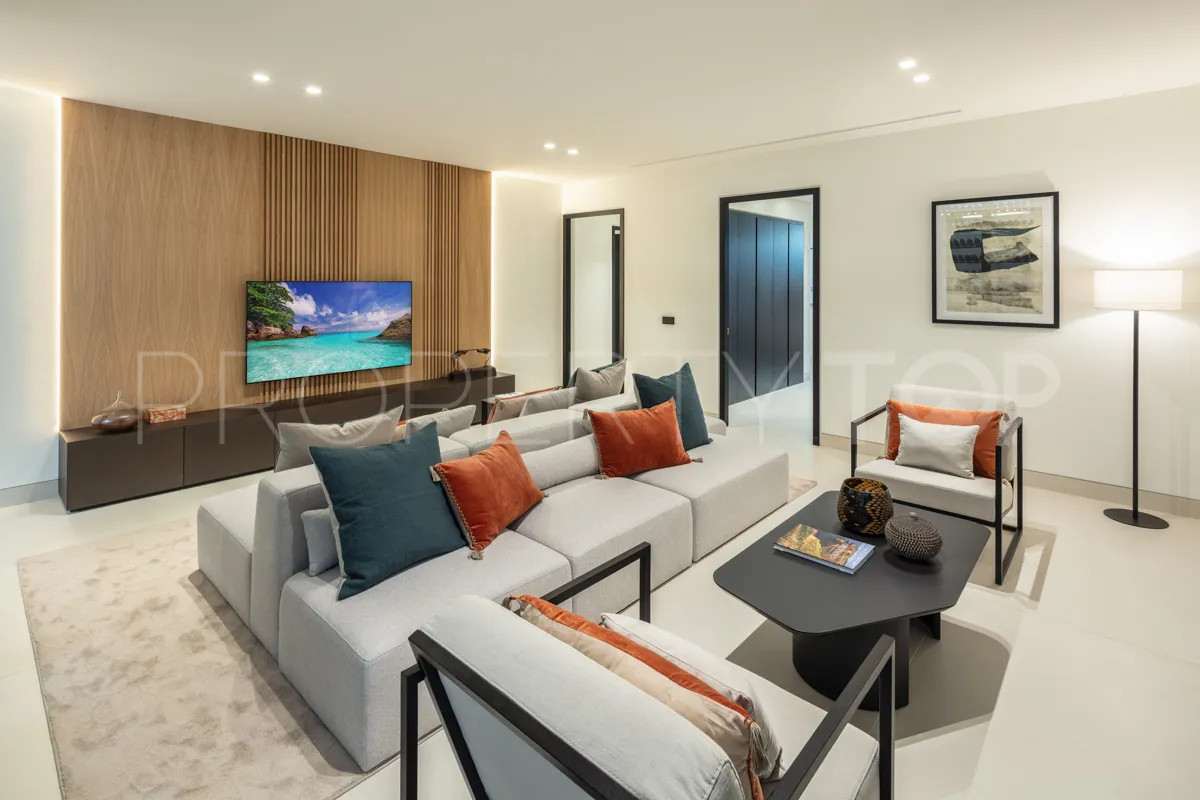 5 bedrooms villa for sale in Nueva Andalucia