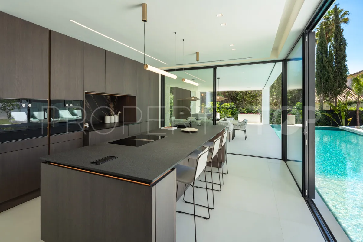 5 bedrooms villa for sale in Nueva Andalucia