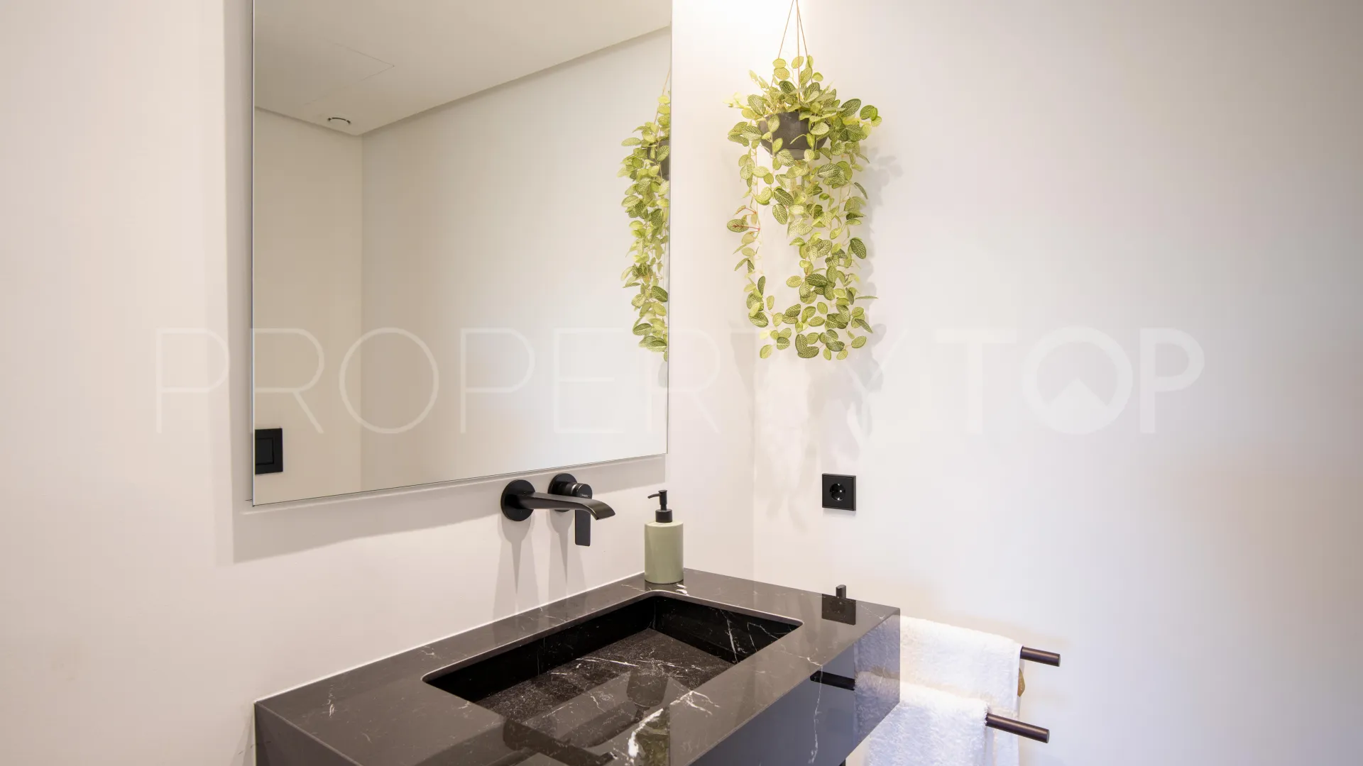 Se vende villa en Las Brisas