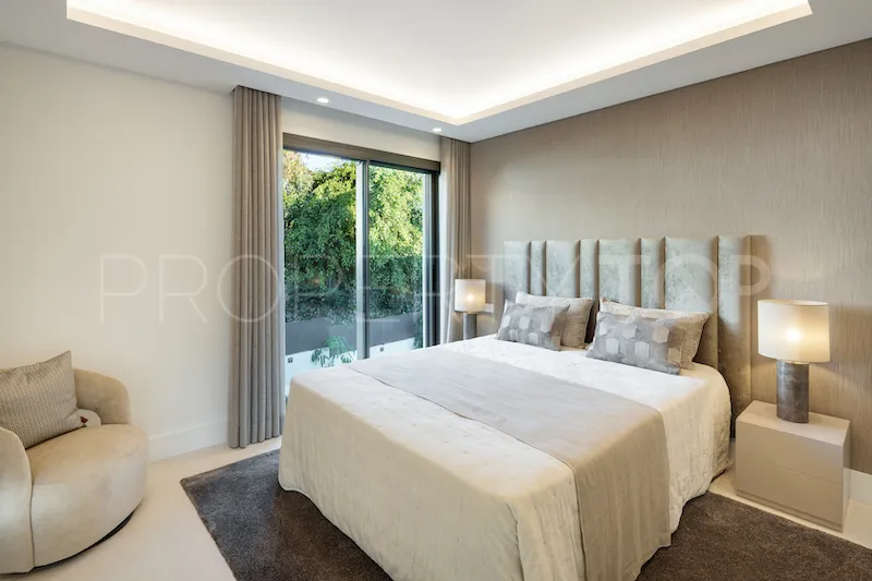 Villa with 5 bedrooms for sale in Nueva Andalucia