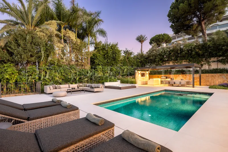 Villa with 5 bedrooms for sale in Nueva Andalucia