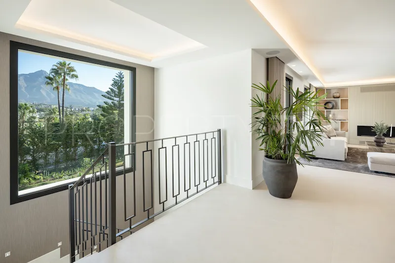 Villa with 5 bedrooms for sale in Nueva Andalucia