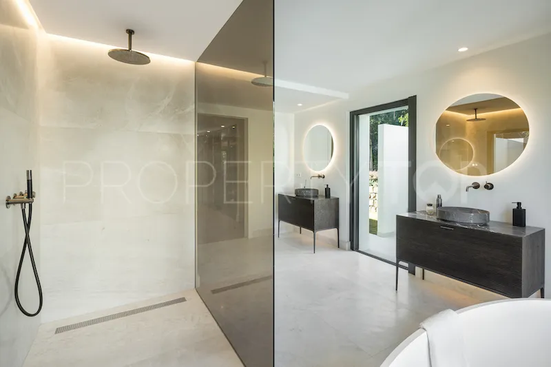 Villa with 5 bedrooms for sale in Nueva Andalucia