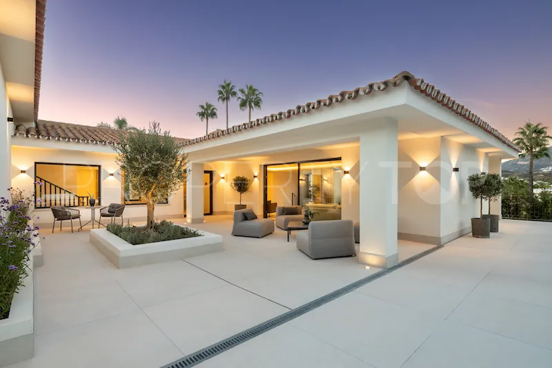 Villa with 5 bedrooms for sale in Nueva Andalucia