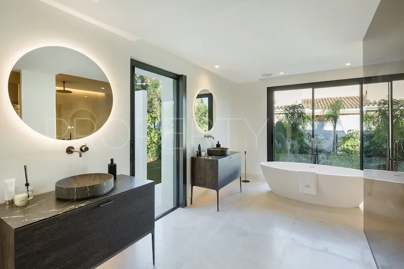 Villa with 5 bedrooms for sale in Nueva Andalucia