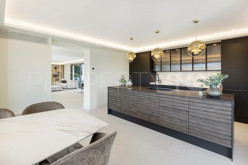 Villa with 5 bedrooms for sale in Nueva Andalucia