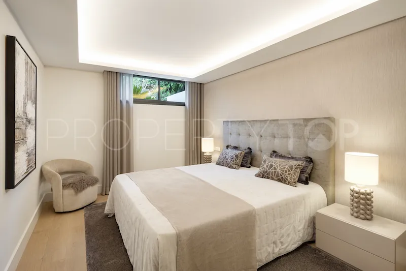 Villa with 5 bedrooms for sale in Nueva Andalucia