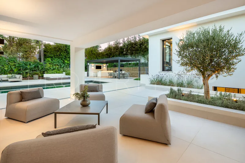 Villa with 5 bedrooms for sale in Nueva Andalucia
