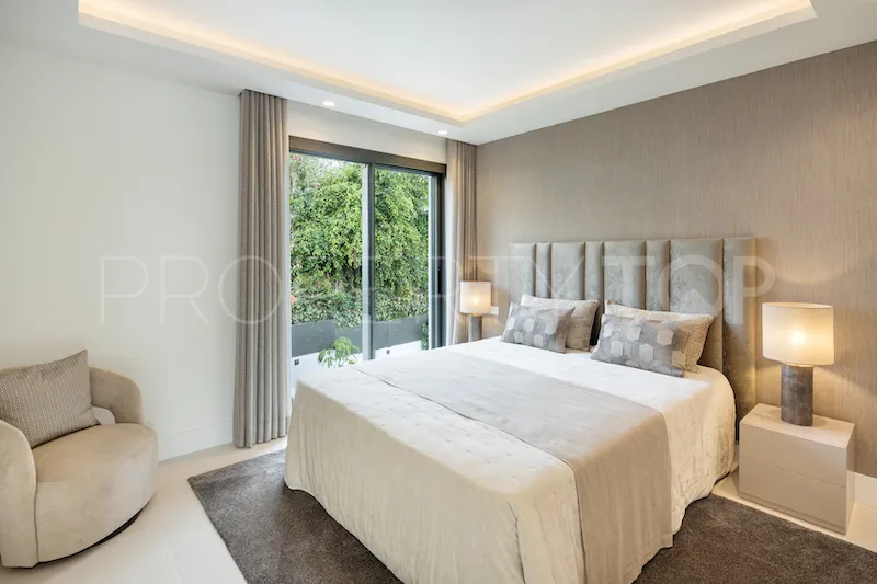 Villa with 5 bedrooms for sale in Nueva Andalucia