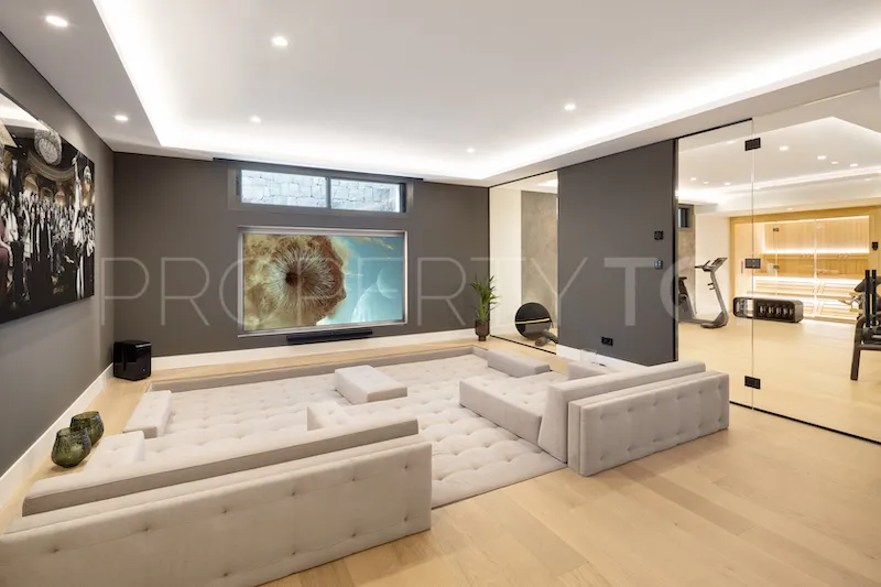 Villa with 5 bedrooms for sale in Nueva Andalucia