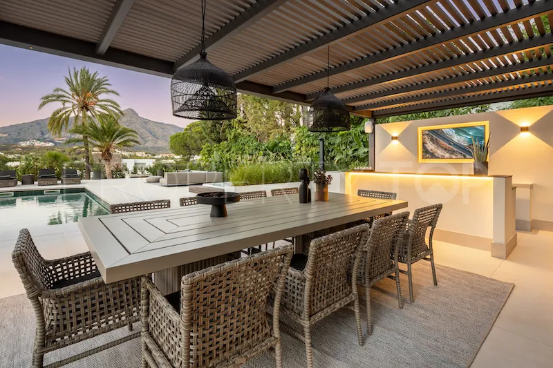 Villa with 5 bedrooms for sale in Nueva Andalucia