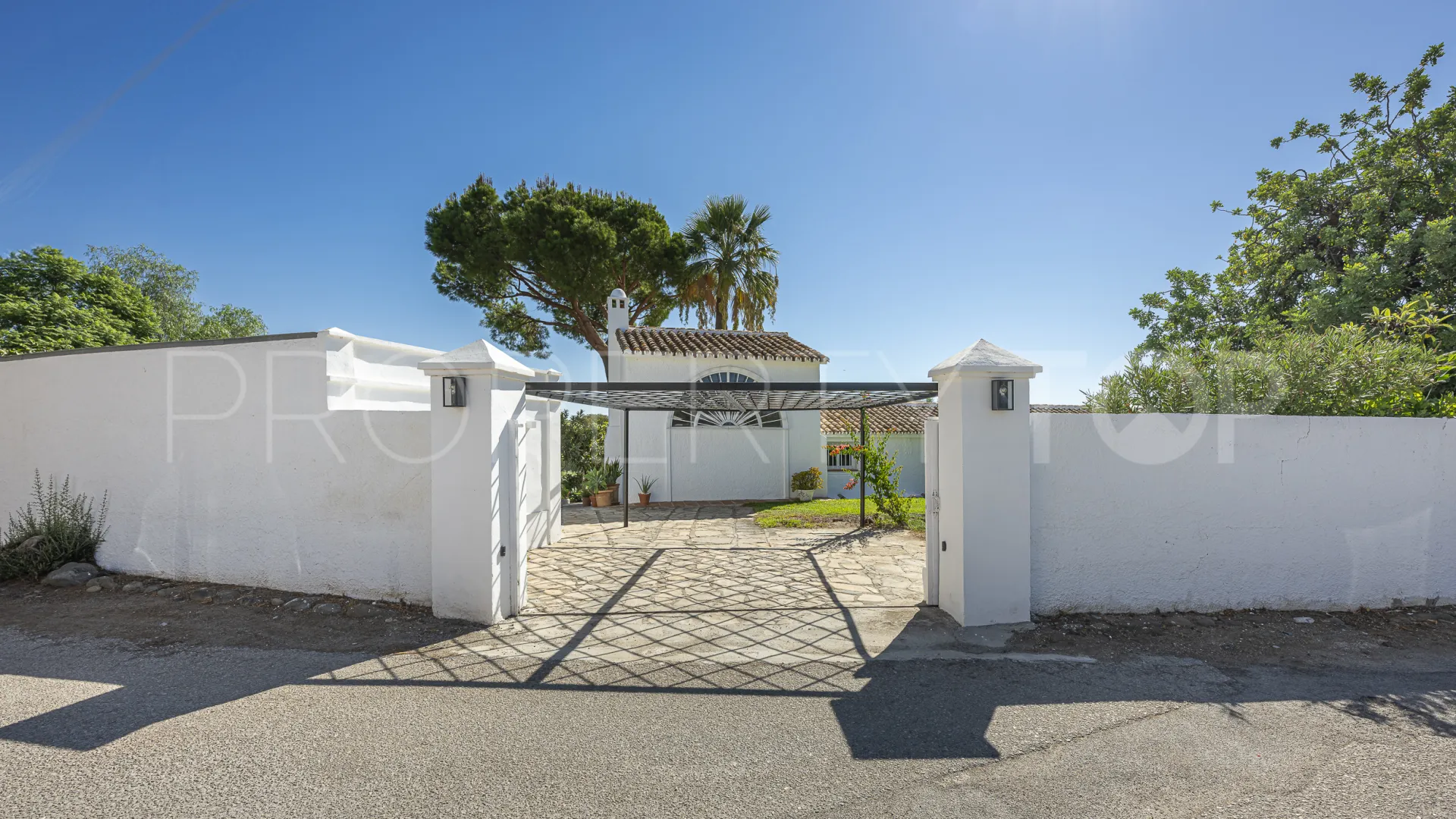 Se vende villa con 4 dormitorios en Guadalmina Alta