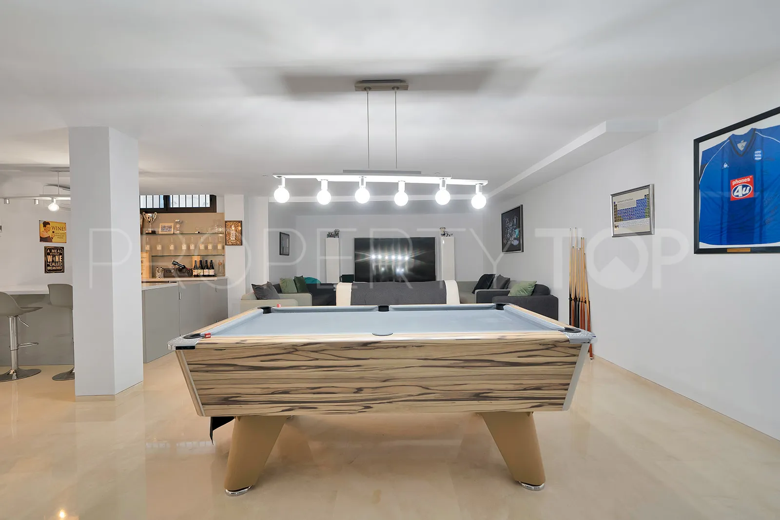 Villa for sale in Estepona